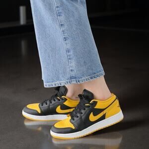 Air Jordan 1 Low SE Big Girls' Shoes